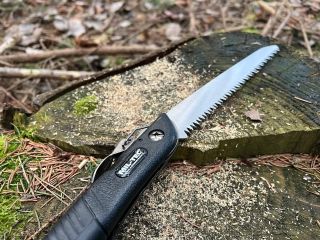 Užitečný, lehký a skladný pomocník do lesa. Předčil naše očekávání. plastová střenka materiál čepele: uhlíková ocel délka...