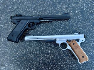 Tak kterou? Obě jsou perfektní :) Ruger Mark IV a Ruger Mark IV silver...